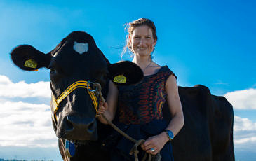 Boerin agnes met koe